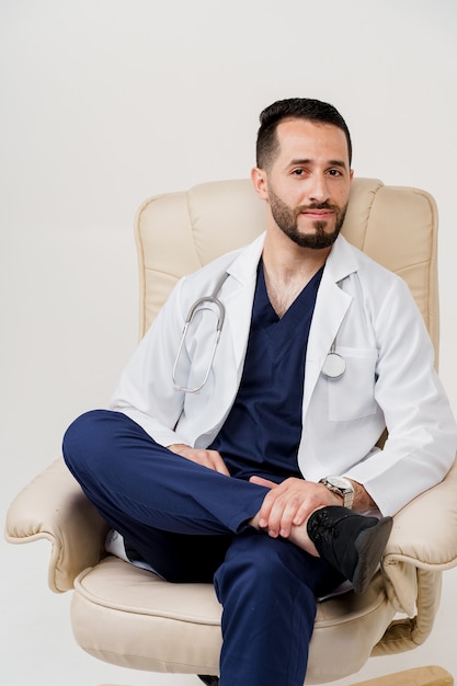 Cirujano médico árabe en bata médica con asientos de estetoscopio en sillón