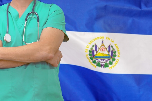 Foto cirujano o médico con estetoscopio en el fondo de la bandera de el salvador