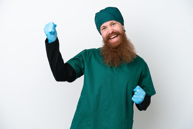 Cirujano pelirrojo con uniforme verde aislado de fondo blanco haciendo gestos de guitarra