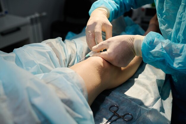 Foto cirujano que hace la inyección de anestesia