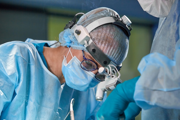 Cirujano realizando cirugía estética en quirófano de hospital