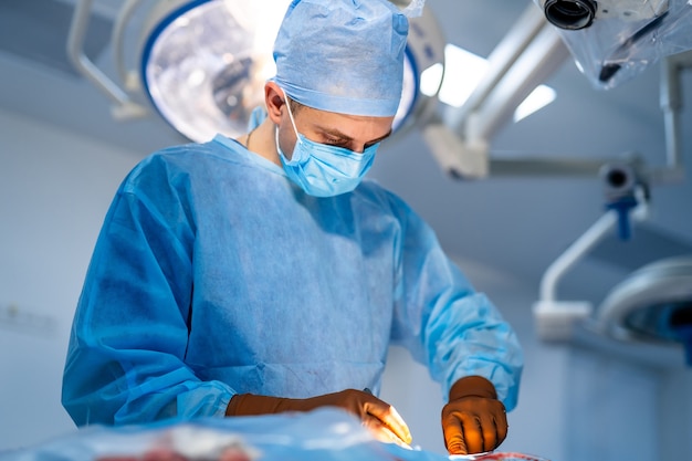 Cirujano en sala moderna con equipos de alta tecnología. El médico proporciona una operación de neurocirugía. Retrato del médico.