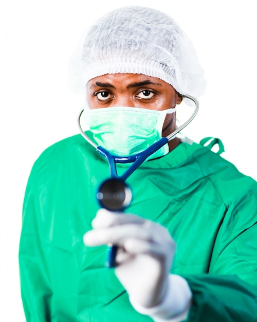 Cirujano sosteniendo un estetoscopio
