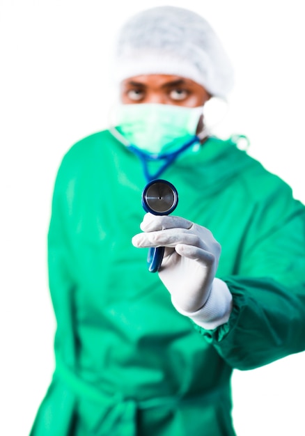 Cirujano sosteniendo un estetoscopio