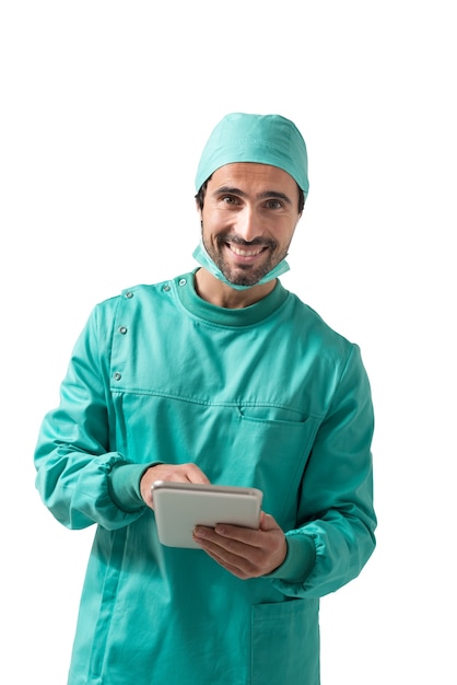 Cirujano usando una tableta
