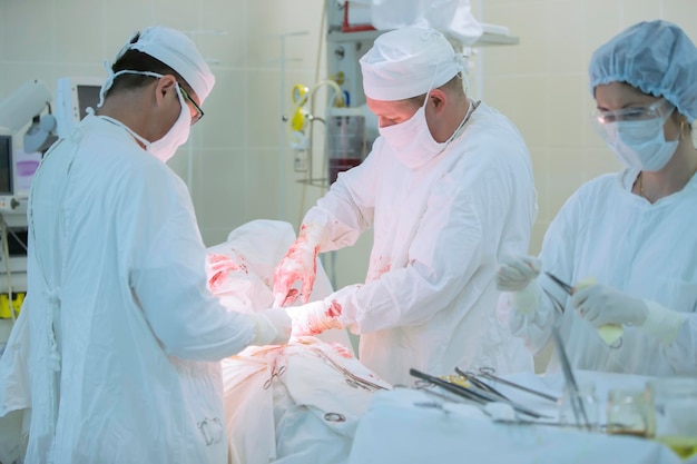 Los cirujanos operan a un paciente Los profesionales médicos tratan