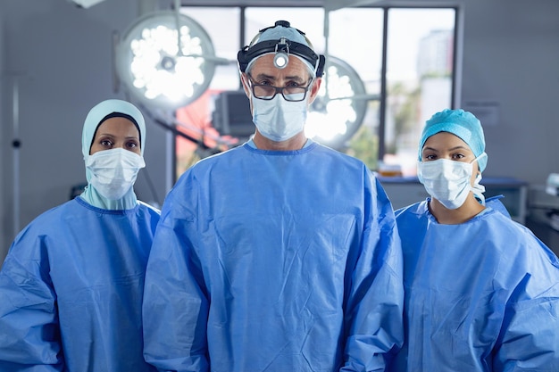 Los cirujanos de pie en la sala de operaciones en el hospital