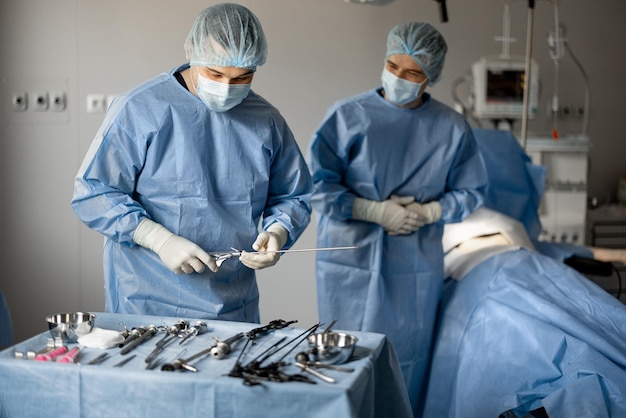 Los cirujanos preparan instrumentos médicos estériles para la cirugía