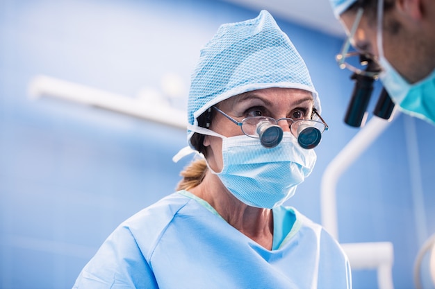 Cirujanos que realizan operaciones en quirófano