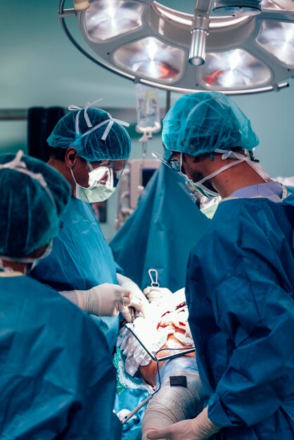 Foto cirujanos realizando una cirugía en la sala de operaciones