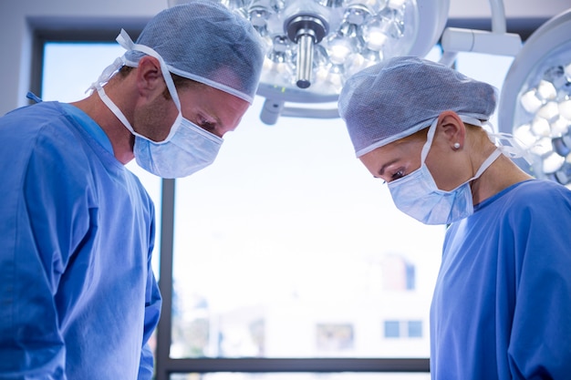 Cirujanos realizando operaciones en quirófano