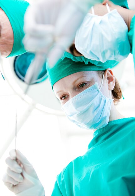 Cirujanos seguros de sí mismos durante una operación