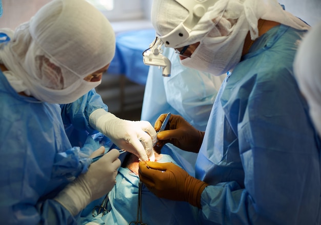 Los cirujanos trabajan en condiciones estériles con los instrumentos especiales.