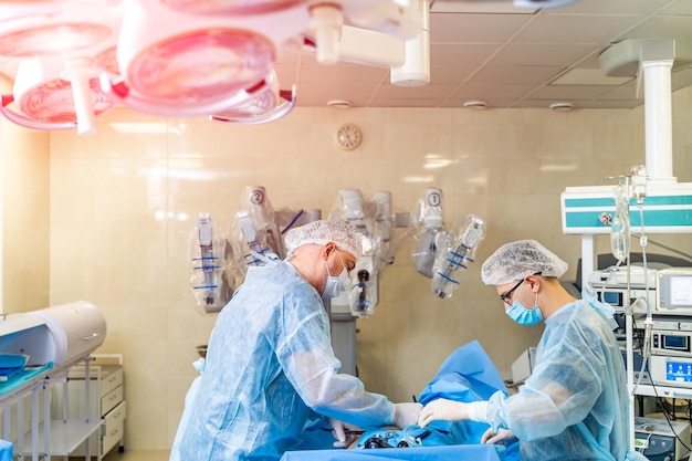 Cirujanos trabajando en quirófano Cirujanos trabajando en quirófano Antecedentes del hospital Dos doctores en el trabajo Antecedentes de una operación