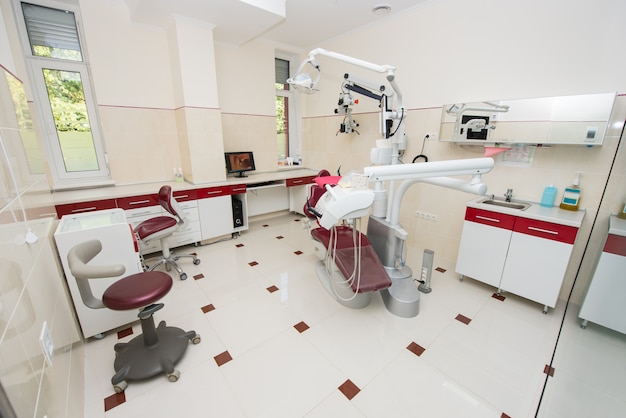 Cirurgia. Consultório odontológico com modernas unidades odontológicas
