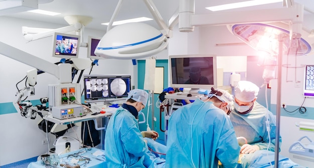 Cirurgia da coluna vertebral Grupo de cirurgiões na sala de cirurgia com equipamento cirúrgico Laminectomia Fundo médico moderno