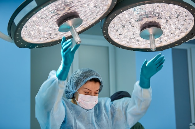 Foto cirurgia, medicina e conceito dos povos - grupo de cirurgiões na operação na sala de operações no hospital