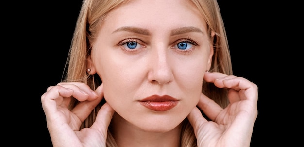 Foto cirurgia plástica rejuvenescimento retrato de bela mulher de meia-idade olhando para a câmera