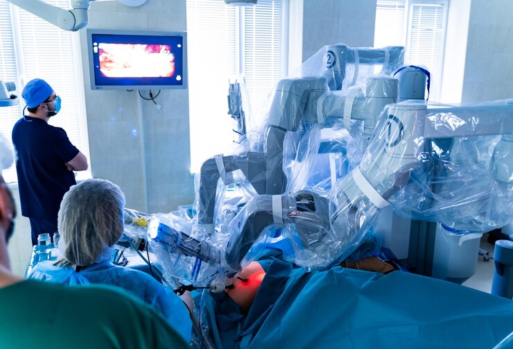 Foto cirurgia robótica equipe médica realizando operação cirurgia robótica minimamente invasiva