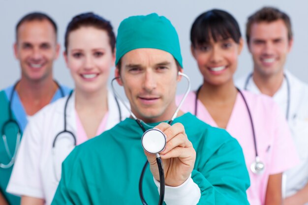 Cirurgião carismático e sua equipe médica