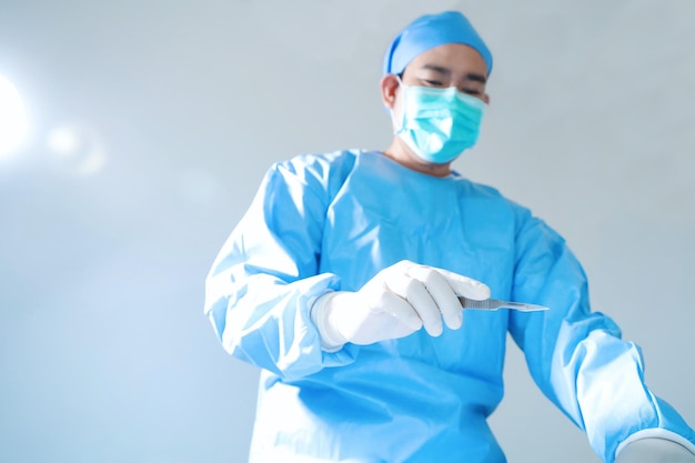 cirurgião com máscara cirúrgica no Bloco Operatório do Hospital.