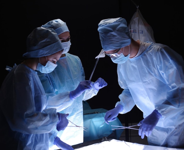 Foto cirurgião da equipe no trabalho na sala de cirurgia