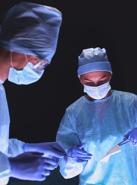 Foto cirurgião da equipe no trabalho na sala de cirurgia