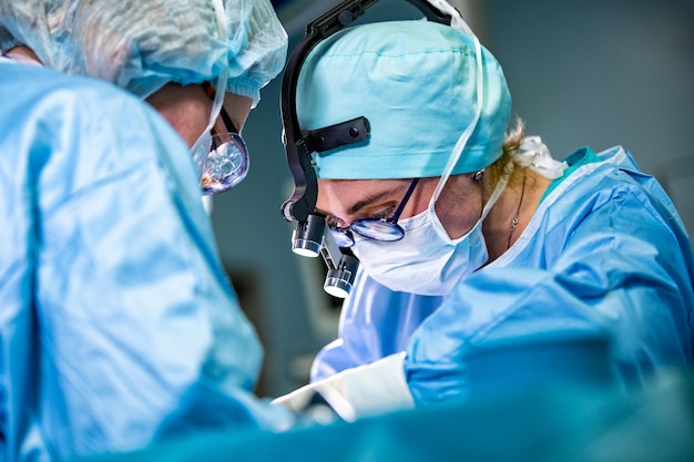 Cirurgião e seu assistente realizando cirurgia plástica no nariz na sala de cirurgia do hospital remodelagem do nariz rinoplastia