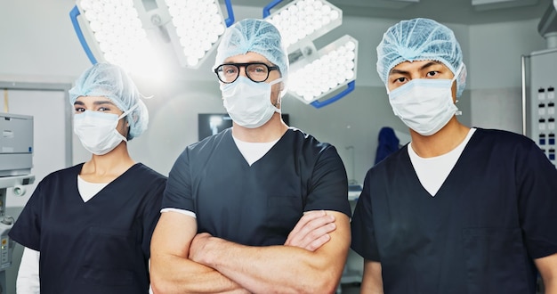 Foto cirurgião equipe médico e pessoas em cuidados de saúde retrato e confiança em sala de operações para procedimento médico cirurgia profissional de saúde e ajuda em hospital especialista em máscara e colaboração