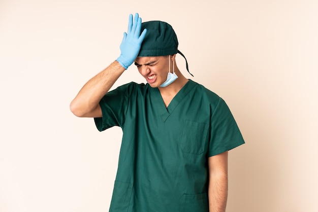 Cirurgião homem de uniforme azul mais isolado tendo dúvidas com a expressão do rosto confuso