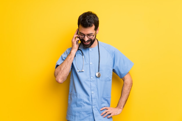 Cirurgião médico homem mantendo uma conversa com o telefone móvel