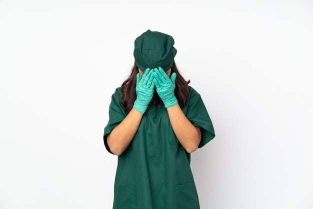 Cirurgião mulher de uniforme verde sobre isolado