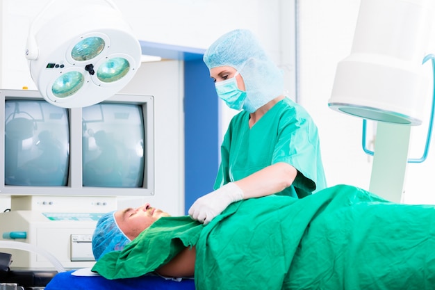 Cirurgião Ortopédico Operando Paciente