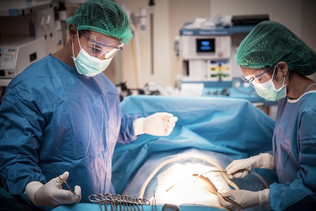 Cirurgiões a operar um paciente no hospital