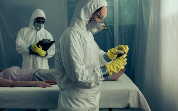 Cirurgiões com pacientes no hospital.