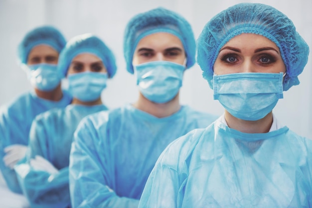 Cirurgiões da equipe no trabalho