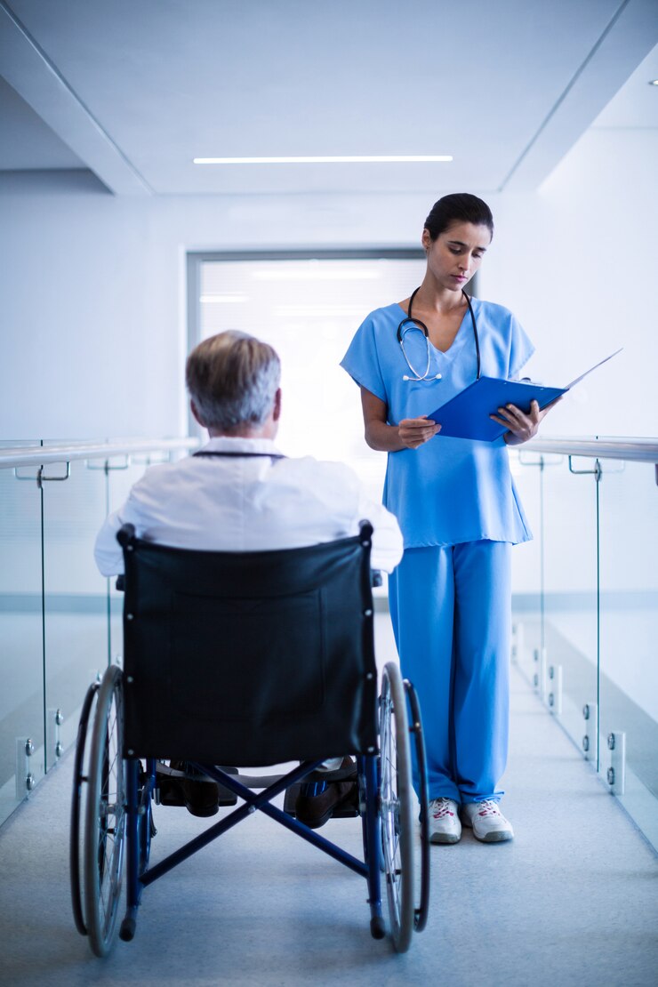 Foto cirurgiões discutindo sobre relatórios médicos