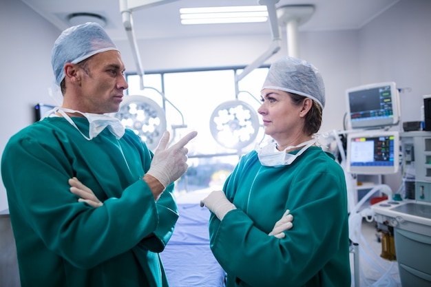 Cirurgiões interagindo na sala de operação
