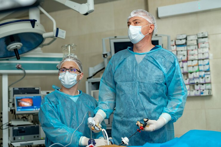 Foto cirurgiões profissionais em operação de ala de emergência. médicos de cirurgia operando na enfermaria do hospital.