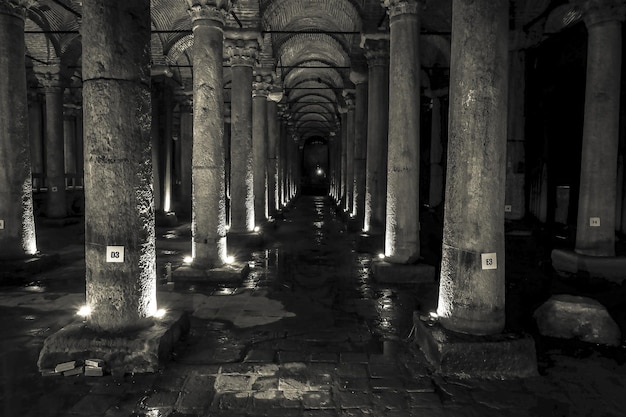 Cisterna de agua subterránea de Yerebatan en blanco y negro en Estambul