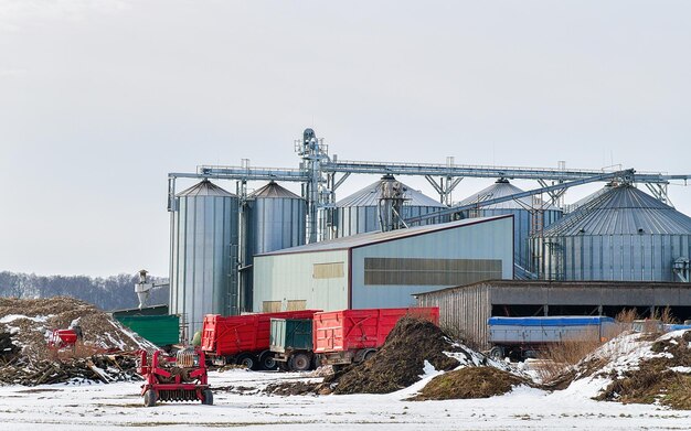 Cisterna de almacenamiento en el campo de invierno en Laponia, Finlandia