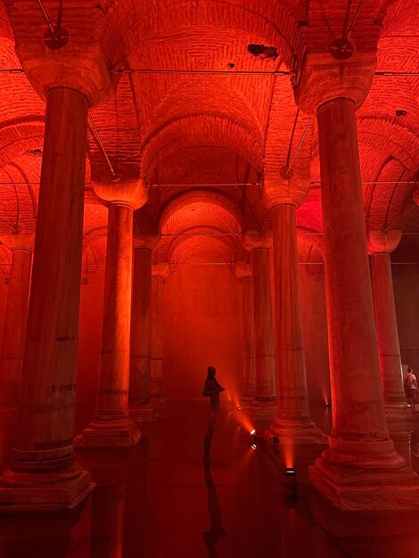 La Cisterna Basílica, monumentos de Estambul con luces ambientales rojas. Estambul, Turquía - 6 de agosto de 2022.