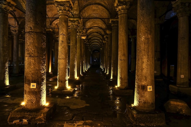 Cisterna de água subterrânea de Yerebatan em Istambul