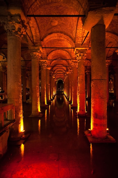 Cisterna subterrânea da basílica em Istambul, Turquia.