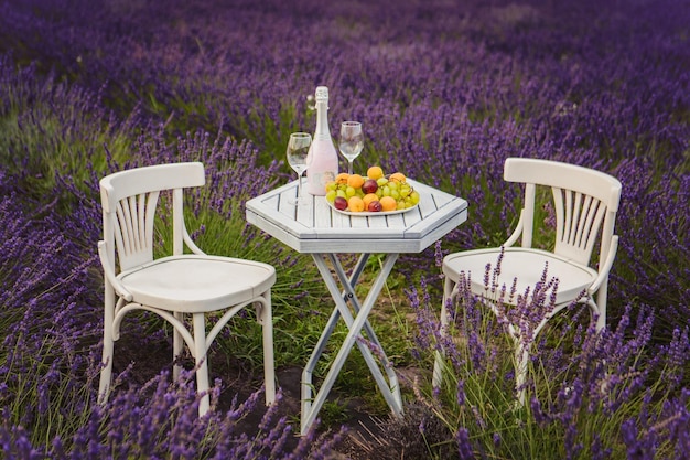 Cita romántica en el campo de lavanda