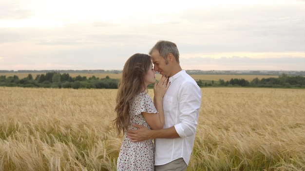 Cita romántica en un campo de trigo amor pareja abrazos