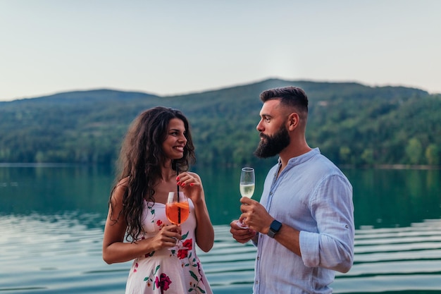 cita romántica junto al lago