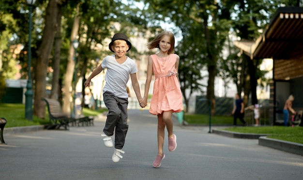 Cita romántica para niños en el parque de verano.