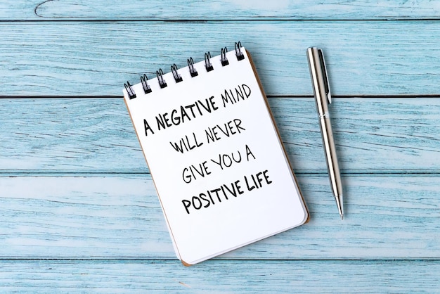 Citação inspiradora de vida Uma mente negativa nunca lhe dará uma vida positiva