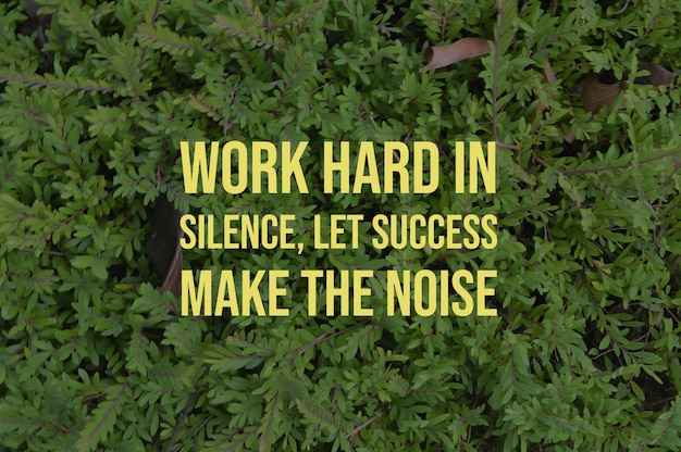 Citação motivacional com texto trabalhe duro em silêncio deixe o sucesso fazer ruído